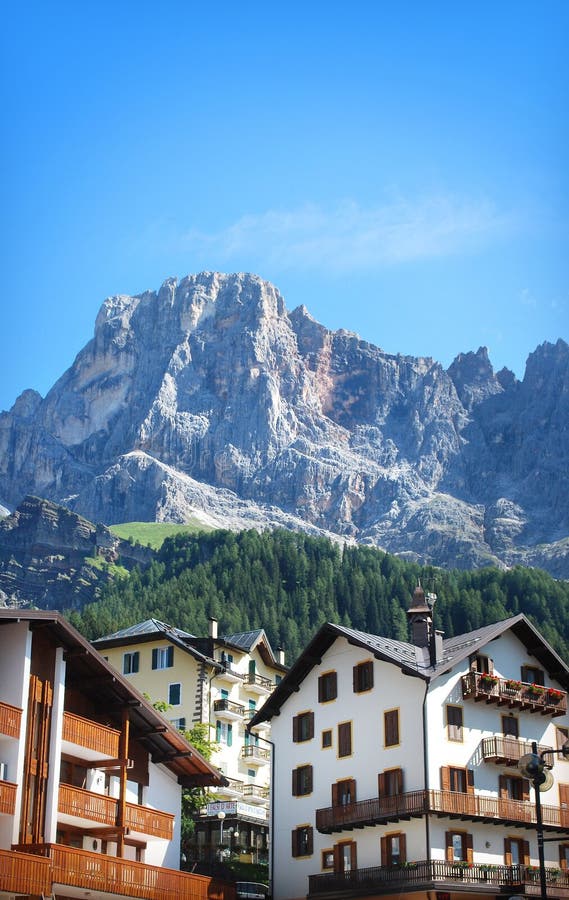 Tradičné talianske obce cez hory v Valgardena Taliansku.