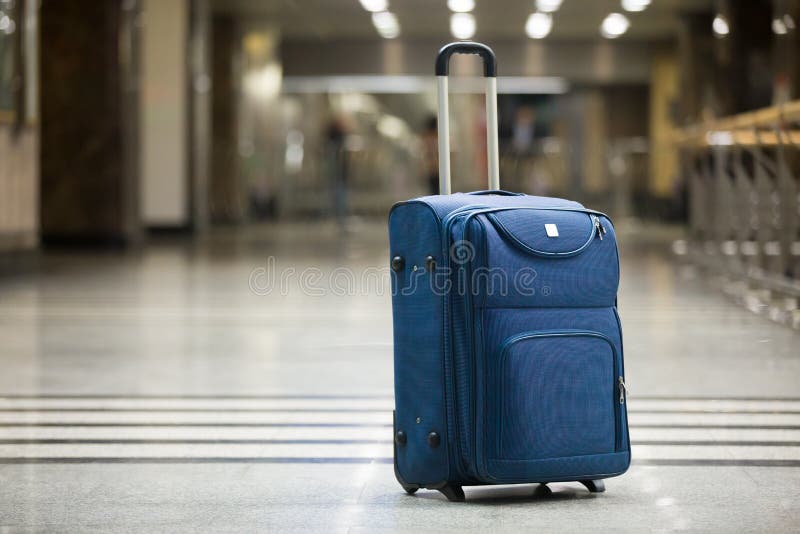 Valise bleue à l'aéroport