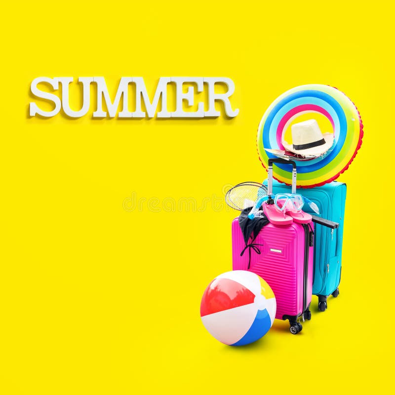 Valises lumineuses prêtes à voyager accessoires d'été photos libres de droits Valises lumineuses prêtes à voyager accessoires d'été photos libres de droits