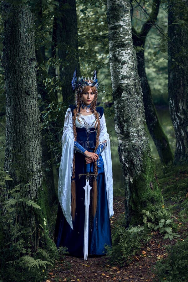 Valkyrie warrioress στο κοστούμι κισσών στοκ εικόνες με δικαίωμα ελεύθερης χρήσης Valkyrie warrioress στο κοστούμι κισσών στοκ εικόνες με δικαίωμα ελεύθερης χρήσης