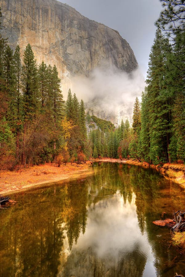 Paisaje Del Río Merced En El Parque Nacional Yosemite Rapidales Para