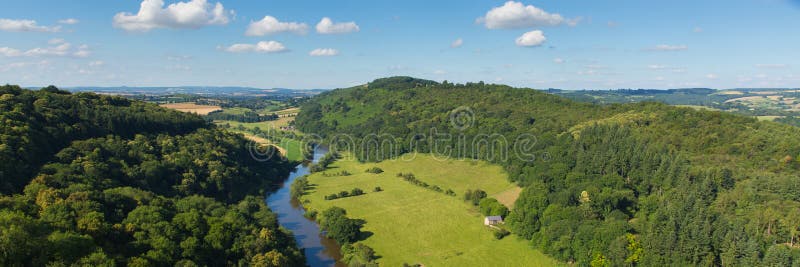 Valle dell'ipsilon della campagna ed ipsilon inglesi del fiume fra le contee della vista panoramica BRITANNICA di Gloucestershire