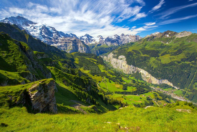 Valle famosa di Lauterbrunnen con le alpi splendide dello svizzero e della cascata