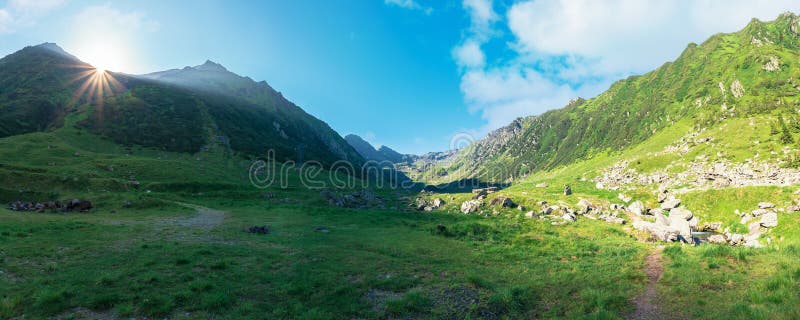 Valle magnífico de las montañas de los fagaras imágenes de archivo libres de regalías Valle magnífico de las montañas de los fagaras imágenes de archivo libres de regalías