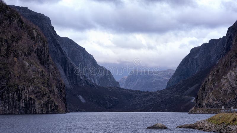 Valle nuvolosa e scura in Norvegia