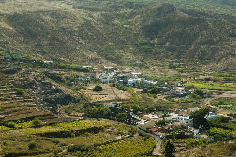 Valle verde imagen de archivo. Imagen de arbusto, casa 24884031