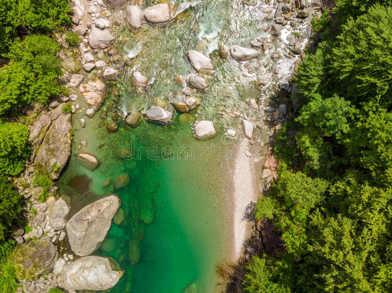 Valle Verzasca - εναέρια άποψη του σαφών και τυρκουάζ ρεύματος και των βράχων νερού στον ποταμό Verzasca στην κοιλάδα Ticino - Ve στοκ εικόνες με δικαίωμα ελεύθερης χρήσης