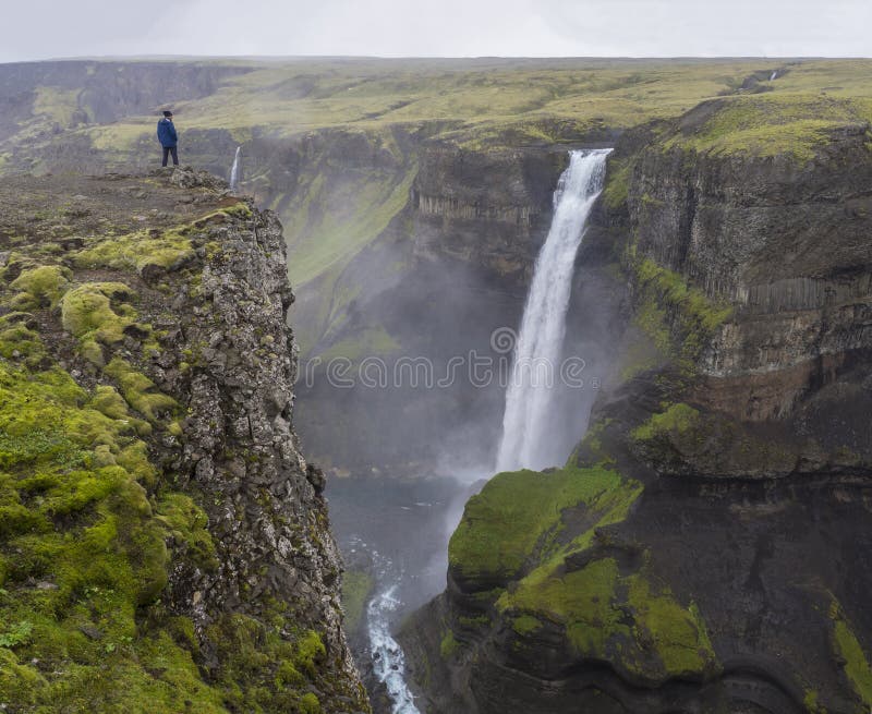 Vallei van rivier Fossa met Mooie Haifoss-waterval in Zuiden stock afbeelding Vallei van rivier Fossa met Mooie Haifoss-waterval in Zuiden stock afbeelding
