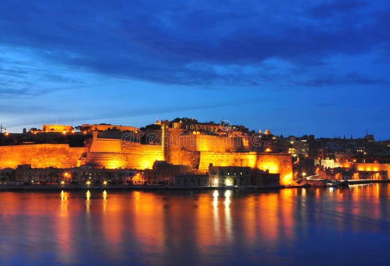 Valleta en la noche imagenes de archivo Valleta en la noche imagenes de archivo