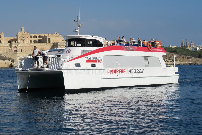 Valletta, Malta 3 DE AGOSTO DE 2016: Muelle inminente del transbordador de Sliema La Valeta fotos de archivo libres de regalías Valletta, Malta 3 DE AGOSTO DE 2016: Muelle inminente del transbordador de Sliema La Valeta fotos de archivo libres de regalías