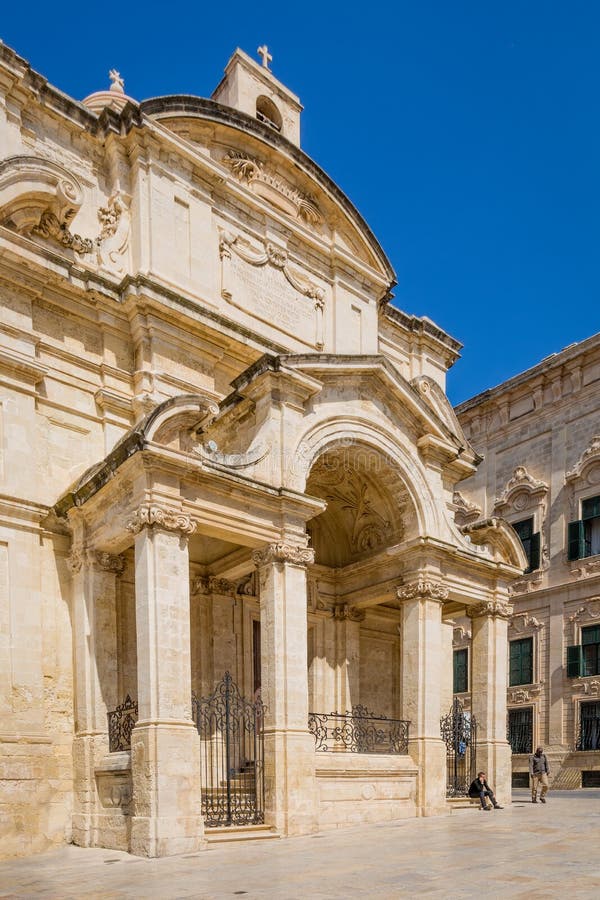 Valletta, Malta - 5 de maio de 2016: Igreja de Saint Catherine fotografia de stock Valletta, Malta - 5 de maio de 2016: Igreja de Saint Catherine fotografia de stock