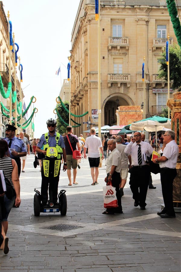 Valletta, Malta, im Juli 2014 Polizei auf der Hauptstraße der Hauptstadt im Sommer stockfotografie Valletta, Malta, im Juli 2014 Polizei auf der Hauptstraße der Hauptstadt im Sommer stockfotografie