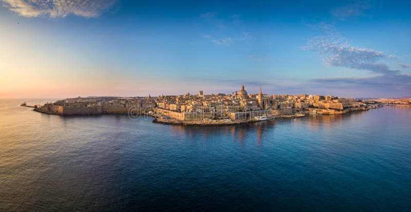 Valletta, Malta - Lucht panoramische horizon van Valletta bij zonsopgang met Onze Dame van de kerk van Onderstelcarmel royalty-vrije stock foto's Valletta, Malta - Lucht panoramische horizon van Valletta bij zonsopgang met Onze Dame van de kerk van Onderstelcarmel royalty-vrije stock foto's