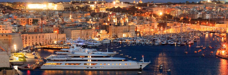 Valletta, Malta Mening van Grote haven van Hogere Barrakka-Tuinen in de avond royalty-vrije stock fotografie Valletta, Malta Mening van Grote haven van Hogere Barrakka-Tuinen in de avond royalty-vrije stock fotografie