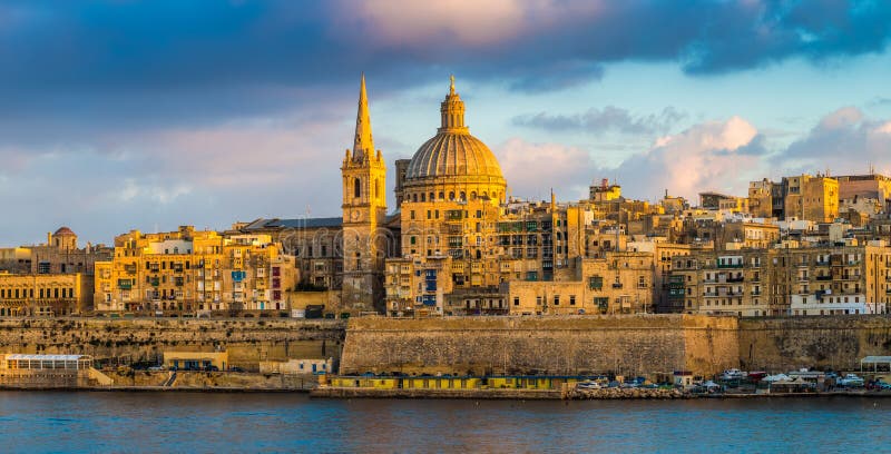 Valletta, Malta - vista panorâmica da hora dourada na catedral famosa do ` s de StPaul foto de stock Valletta, Malta - vista panorâmica da hora dourada na catedral famosa do ` s de StPaul foto de stock