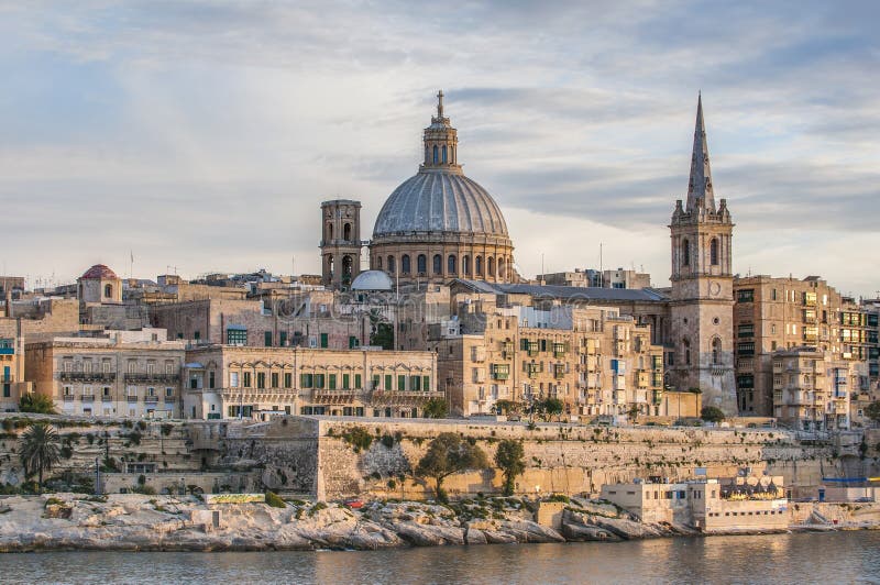 Valletta direkt am Meer und Blick auf die skyline, gesehen von Sliema Küste, Malta.