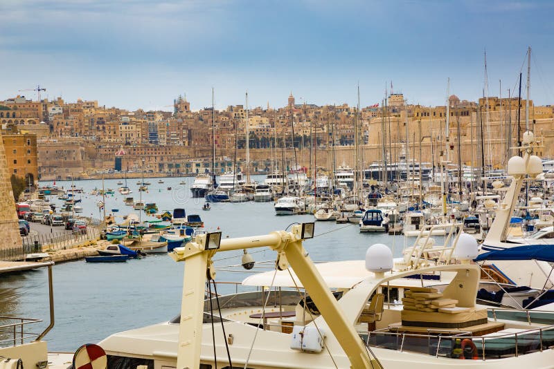 Valletta, Μάλτα - 7 Μαΐου 2017: Στον κόλπο το μεγάλο λιμάνι στοκ εικόνες με δικαίωμα ελεύθερης χρήσης Valletta, Μάλτα - 7 Μαΐου 2017: Στον κόλπο το μεγάλο λιμάνι στοκ εικόνες με δικαίωμα ελεύθερης χρήσης