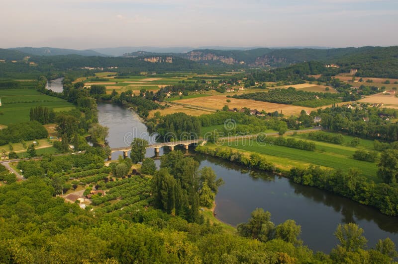 Panoramico da la Valle da un fiume, Francia.