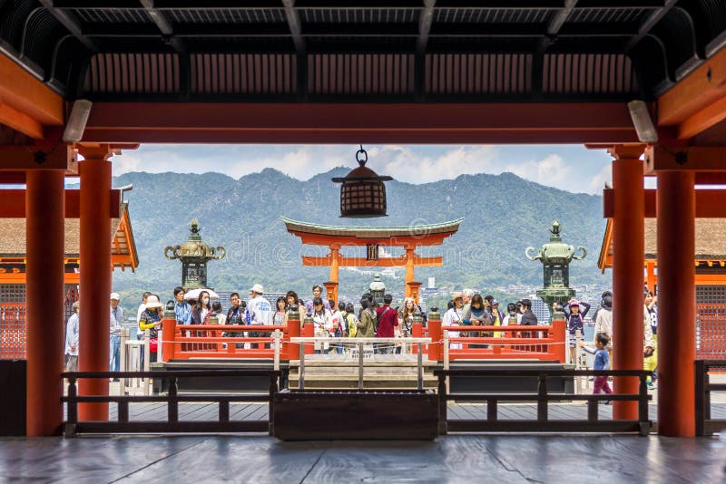 Vallfärdar besöka den Itsukushima relikskrin i den Miyajima ön, Japan arkivfoto Vallfärdar besöka den Itsukushima relikskrin i den Miyajima ön, Japan arkivfoto