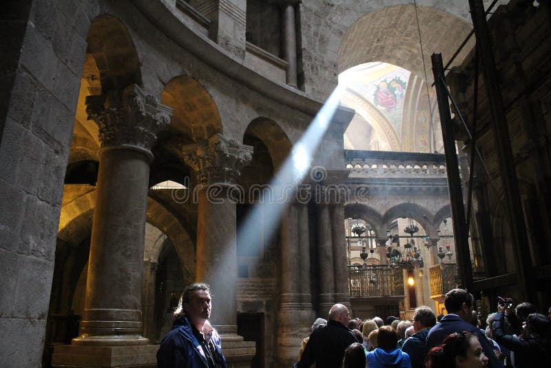 Vallfärdar framme av Ediculen i kyrkan av den heliga griften, Kristus gravvalv, i den gamla staden av Jerusalem, Israel arkivfoton Vallfärdar framme av Ediculen i kyrkan av den heliga griften, Kristus gravvalv, i den gamla staden av Jerusalem, Israel arkivfoton