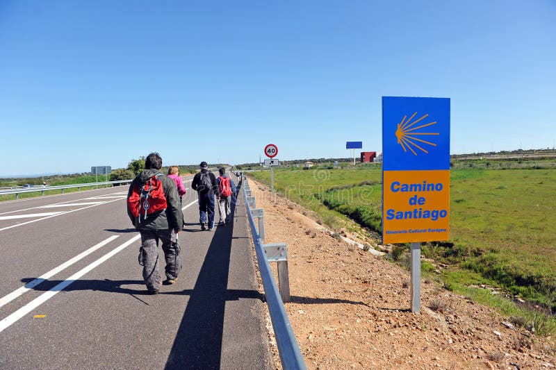 Vallfärdar på vägen till Santiago, via de la Plata, landskap av Badajoz, Spanien royaltyfria foton Vallfärdar på vägen till Santiago, via de la Plata, landskap av Badajoz, Spanien royaltyfria foton