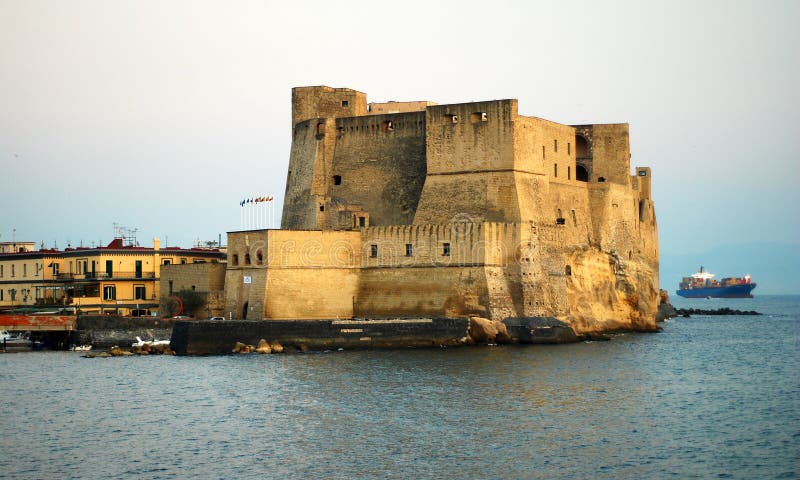 Vallon Ovo de château dans le panorama de ville de Naples images stock Vallon Ovo de château dans le panorama de ville de Naples images stock