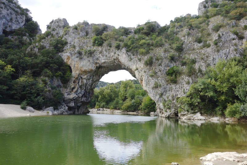 Vallon Pont D båge, en naturlig båge i Ardechen arkivbild Vallon Pont D båge, en naturlig båge i Ardechen arkivbild