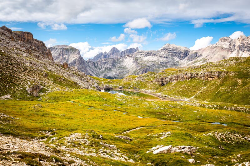Vallée alpine Italie de verdure de paysage de montagnes de lac lago di crespeina