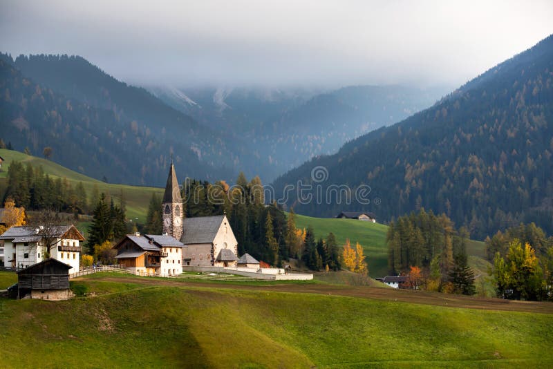 Vallée alpine verte avec vue sur l'église du village de Santa Maddalena, Val di Funes, montagnes des Dolomiti, Italie photo stock Vallée alpine verte avec vue sur l'église du village de Santa Maddalena, Val di Funes, montagnes des Dolomiti, Italie photo stock