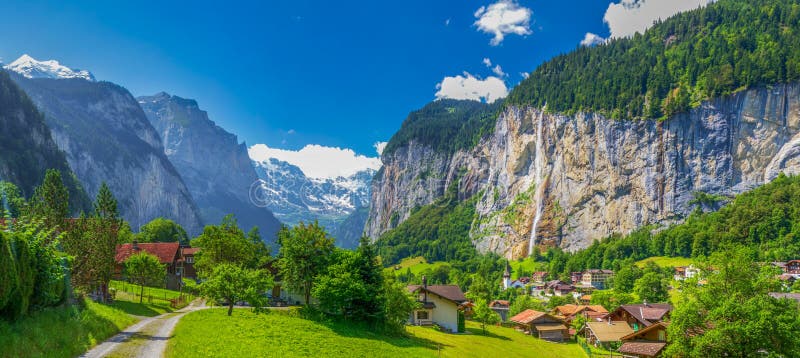 Vallée célèbre de Lauterbrunnen avec les Alpes magnifiques de cascade et de Suisse