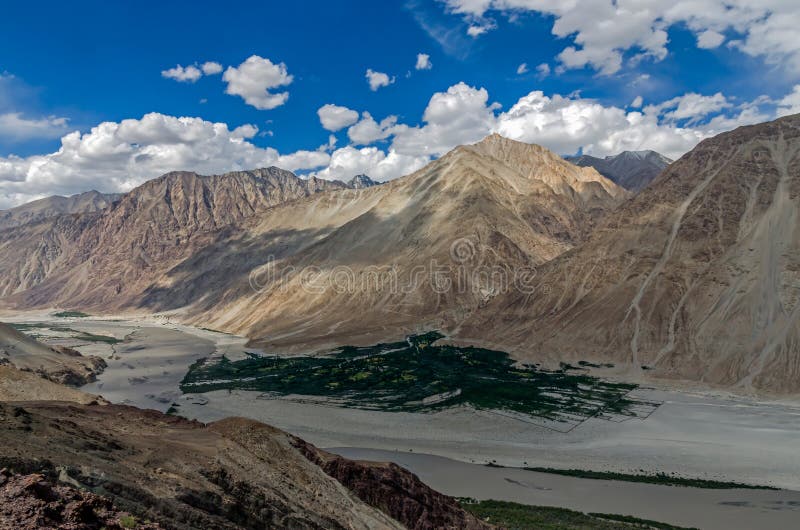 Vallée de Nubra, le royaume de la nature non découvert photographie stock Vallée de Nubra, le royaume de la nature non découvert photographie stock