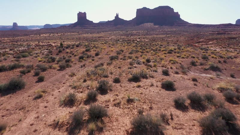 Vallée des monuments en Arizona et Utah célèbre vue aérienne ensoleillée du désert américain