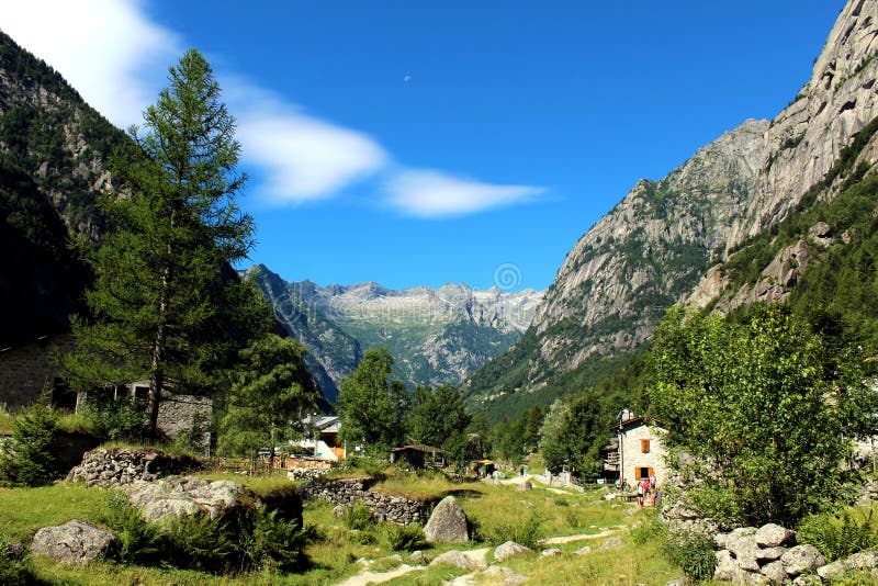 Vallée italienne d'alpes en été photo libre de droits Vallée italienne d'alpes en été photo libre de droits