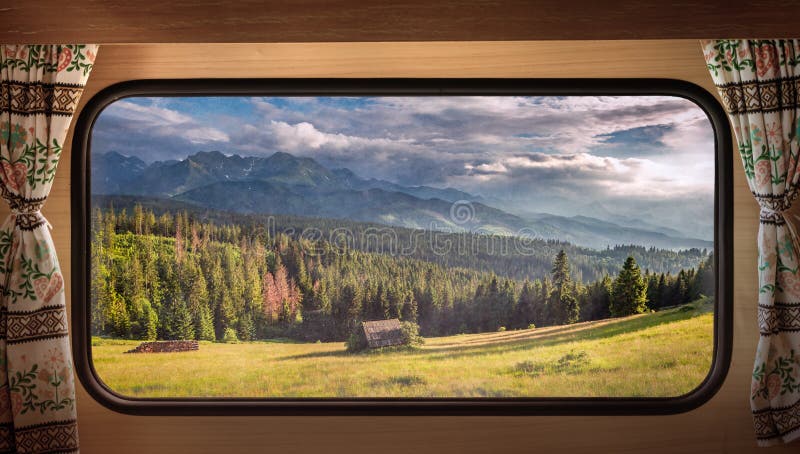 Vallée verdoyante au coucher du soleil en mode tatras de la fenêtre campeur photo stock