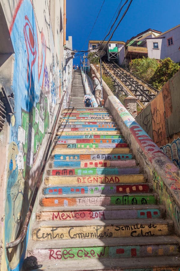 VALPARAISO, O CHILE - 29 DE MARÇO DE 2015: Escadas coloridas em Valparaiso, qui imagem de stock VALPARAISO, O CHILE - 29 DE MARÇO DE 2015: Escadas coloridas em Valparaiso, qui imagem de stock