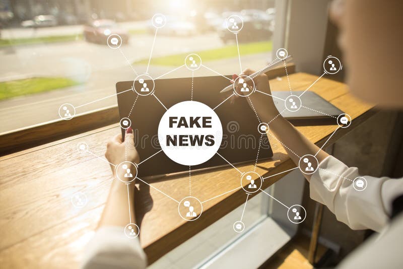Vals nieuws die op het virtuele scherm waarschuwen stock foto Vals nieuws die op het virtuele scherm waarschuwen stock foto