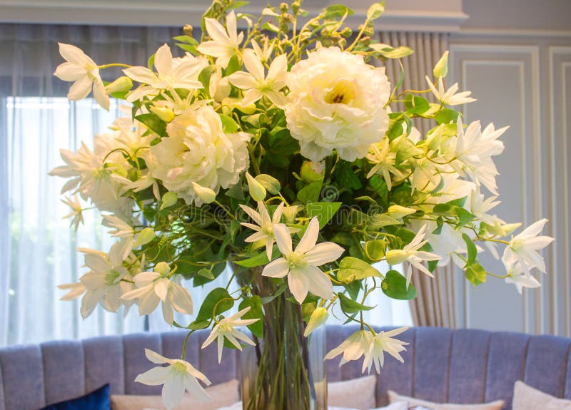 Valse bloemen in de vaas in de eetkamer royalty-vrije stock fotografie Valse bloemen in de vaas in de eetkamer royalty-vrije stock fotografie
