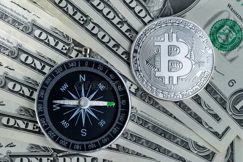 Valuta cripto di Bitcoin e della bussola sulle banconote dei soldi come dirette. Valuta cripto di Bitcoin e della bussola sulle banconote dei soldi come direzione dell'operazione a termine cripto