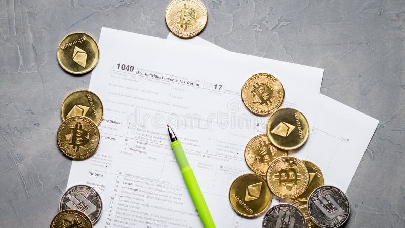 Valuta cripto: Pagine della forma 1040 di imposta e di uno spargimento del bitcoin delle monete, ethereum immagine stock Valuta cripto: Pagine della forma 1040 di imposta e di uno spargimento del bitcoin delle monete, ethereum immagine stock