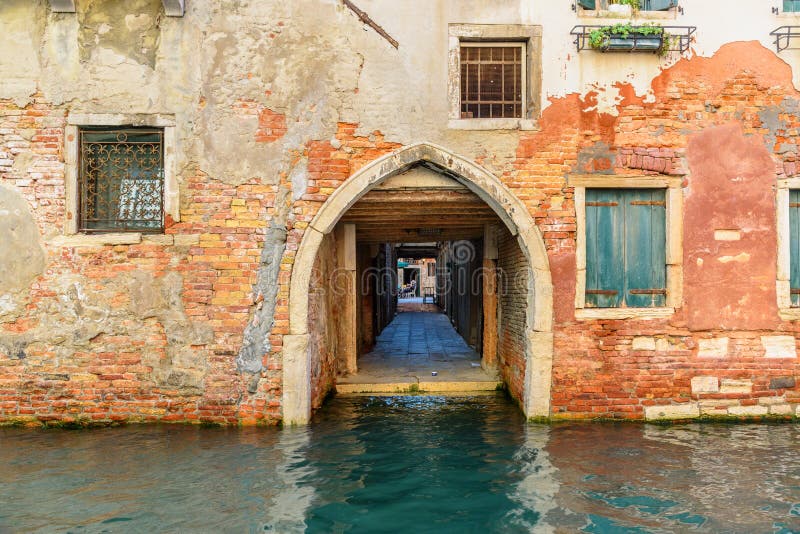 Valvgång på kanalRio de Janeiro di san Falice Venedig italy fotografering för bildbyråer Valvgång på kanalRio de Janeiro di san Falice Venedig italy fotografering för bildbyråer