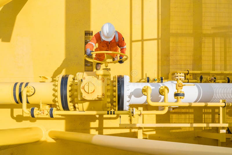 Valvola aperta dell'operatore di servizio del sito del gas e del petrolio marino per i gas di controllo e prodotto, petrolio ed a fotografia stock Valvola aperta dell'operatore di servizio del sito del gas e del petrolio marino per i gas di controllo e prodotto, petrolio ed a fotografia stock
