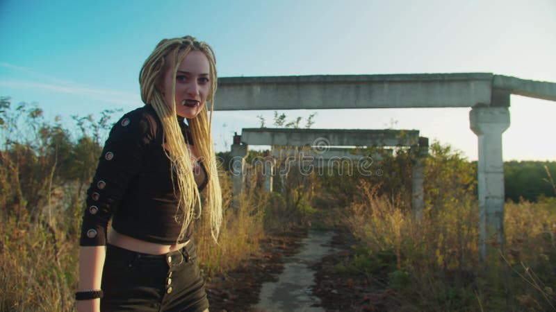 Vampire effrayant de femme au crépuscule canalisations furieux banque de vidéos