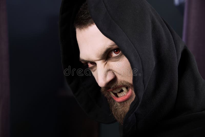 Vampire fâché avec les yeux rouges photos stock Vampire fâché avec les yeux rouges photos stock