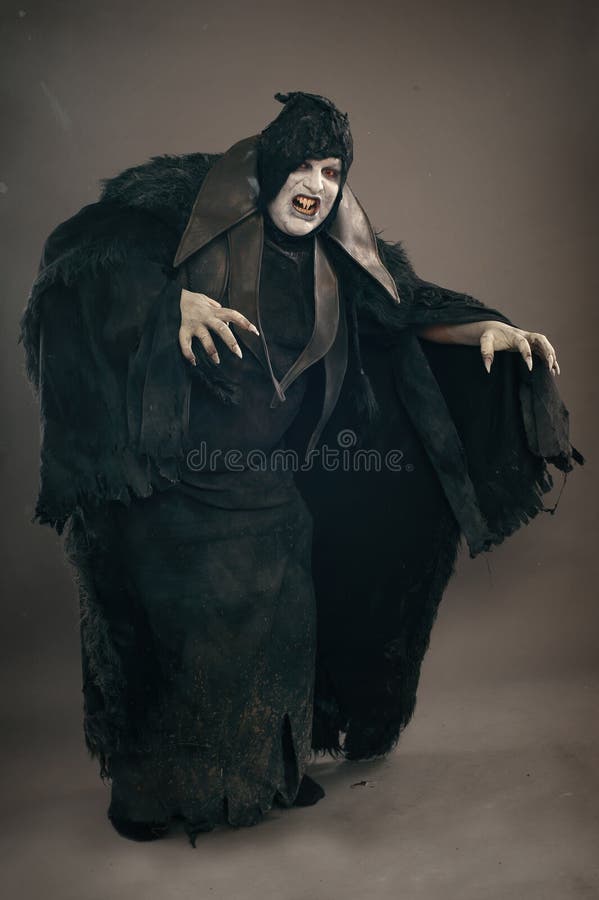 Vampiro antiguo del mutante del horror con los clavos asustadizos grandes F medieval fotos de archivo Vampiro antiguo del mutante del horror con los clavos asustadizos grandes F medieval fotos de archivo