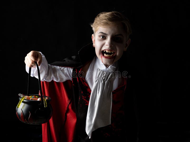 Foto de Menino Em Fantasia De Maquiagem De Vampiro De Halloween e