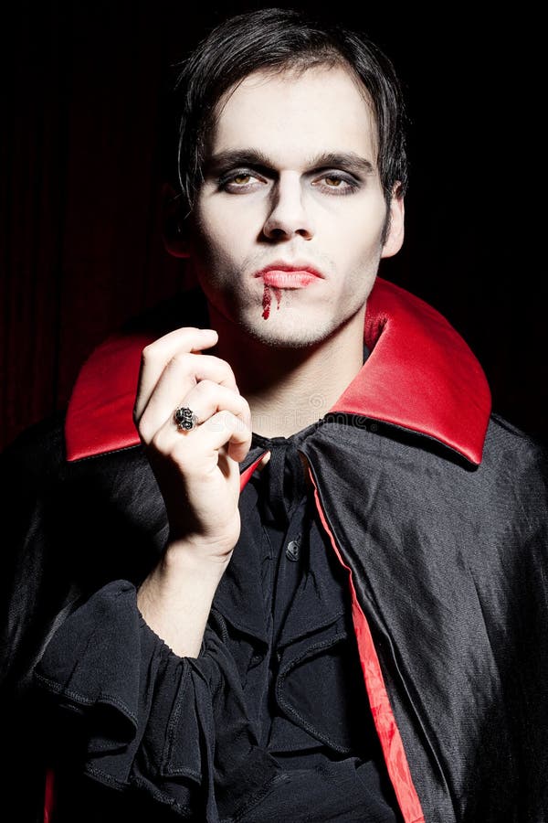 Bonitão Homem Na Fantasia De Vampiro De Halloween Foto de Stock