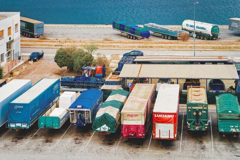 Van containers e trasporto di carico immagine stock libera da diritti Van containers e trasporto di carico immagine stock libera da diritti