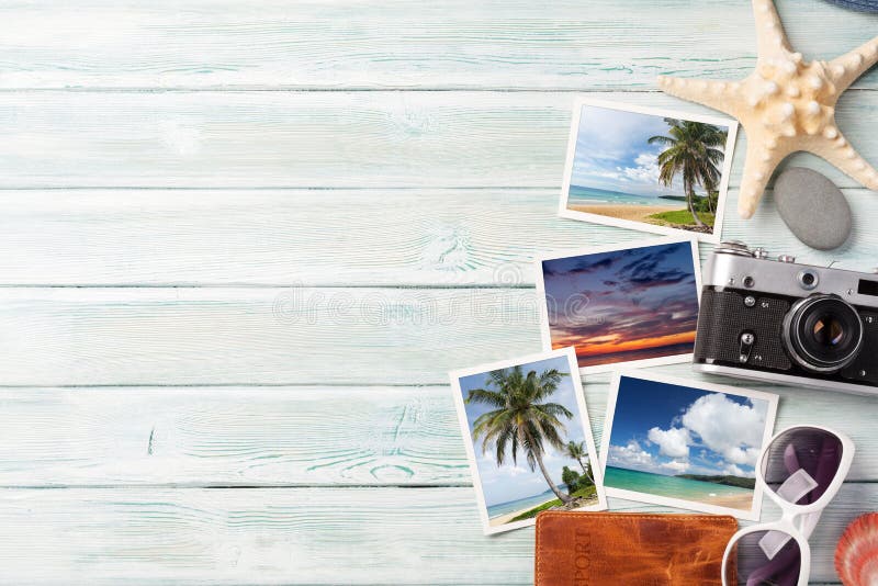 Van de achtergrond reisvakantie concept met weekendfoto's op houten achtergrond Hoogste mening met exemplaarruimte Vlak leg Alle
