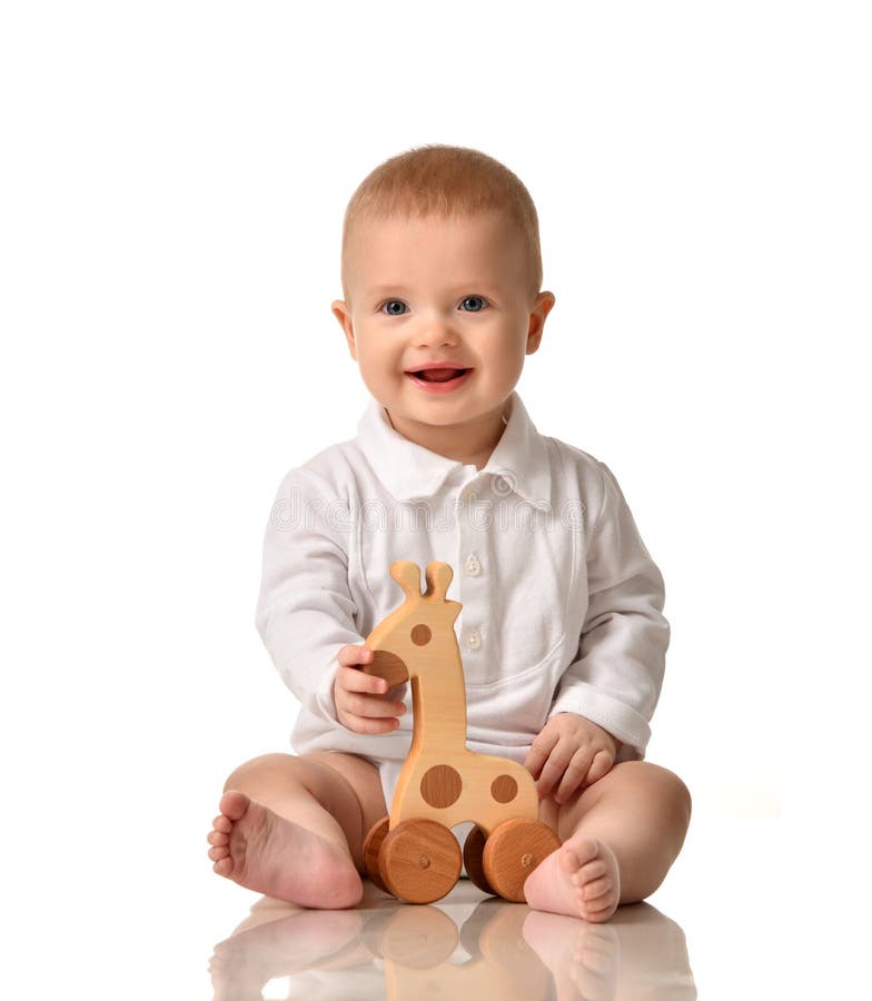 Van de de babyjongen van het zuigelingskind de peuterzitting het spelen met het stuk speelgoed van de eco het houten Giraf gelukk royalty-vrije stock foto's Van de de babyjongen van het zuigelingskind de peuterzitting het spelen met het stuk speelgoed van de eco het houten Giraf gelukk royalty-vrije stock foto's