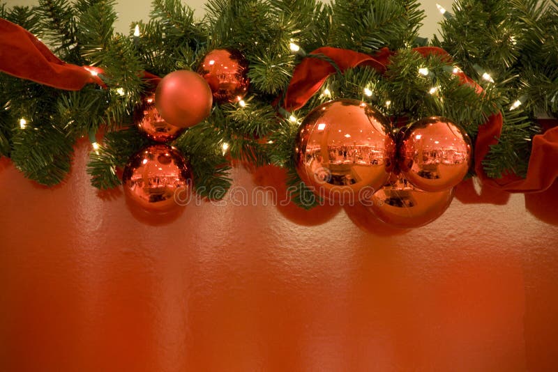 Van de ballenlichten van Kerstmis rode de boomachtergrond royalty-vrije stock foto Van de ballenlichten van Kerstmis rode de boomachtergrond royalty-vrije stock foto
